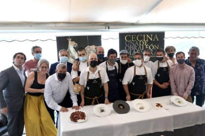 Los chef, con industriales de la IGP Cecina de León y Denominación de Origen Queso Idiazabal. ÍÑIGO IBAÑEZ