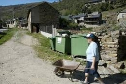 Compludo todavía tiene una carretera de acceso de tierra, al igual que otros pueblos de la zona