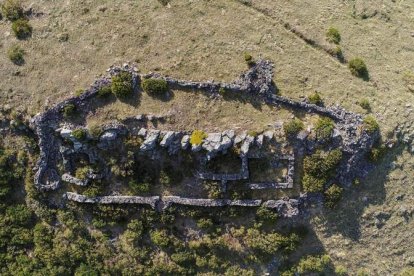 Fotografía cenital tomada con dron del fortín de Las Fanas en Babia y mapa del frente. HISMECON