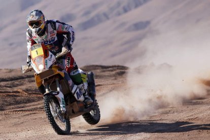 Coma conduce su moto durante la última etapa del Dakar.