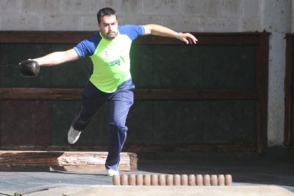 Tres de los siete juegadores del equipo de bolo vaqueiro de Palacios del Sil, en la bolera que el Ayuntamiento construyó en las inmediaciones del polideportivo municipal. Los bolos utilizados son de madera de jatoba y las bolas de cualquier madera dura ca