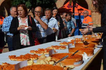 Un señor a punto de dar buena cuenta de su tapa de ajo. MEDINA