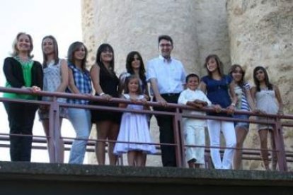 El alcalde y la concejala de Fiestas posan con las reinas y damas a los pies del castillo.