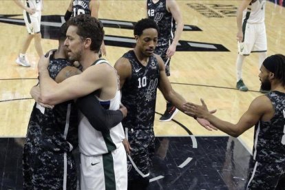 Pau Gasol se abraza con Aldridge al acabar el encuentro en San Antonio