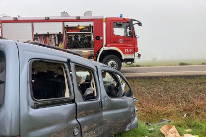 Furgoneta de reparto del joven fallecido en accidente al salirse de la vía (2)