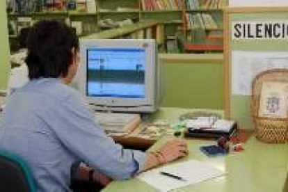 Una persona leyendo en una de las salas de la biblioteca de Trobajo