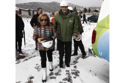 Isabel Carrasco y Agustín de la Fuente, jefe de zona de Iberdrola, inauguraron la línea de San Isidro.