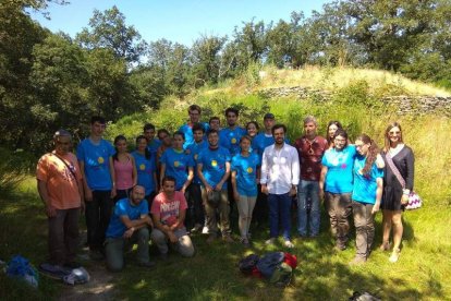 El director general posa con los jóvenes que participan en la excavación. DL