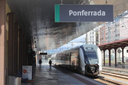 Un tren en la estación ferroviaria de Ponferrada, en una fotografía de archivo. L. DE LA MATA