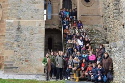 Un grupo de unas cincuenta mujeres participan en la excursión a Villafranca. DL