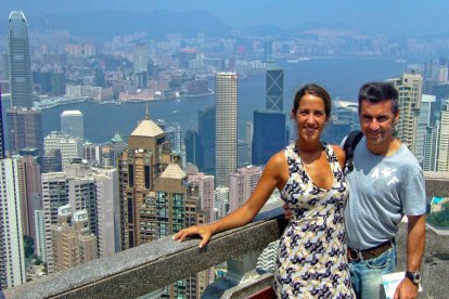 Barthe con su mujer, en The Peak, la parte más alta de la isla de Hong Kong. Detrás, el puerto de Victoria Harbour y Kowloon.