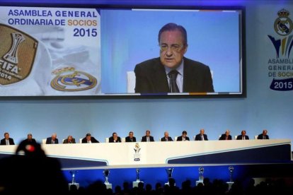 Florentino Pérez y su directiva durante la asamblea de socios compromisarios del Madrid del 2015.