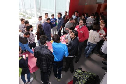 Alumnos y profesores compartieron aperitivo.