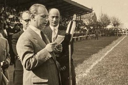 Salvador Rocha, presidente de la Cultural en la temporada 49-50, en el partido internacional que jugaron contra el Bragança. DL