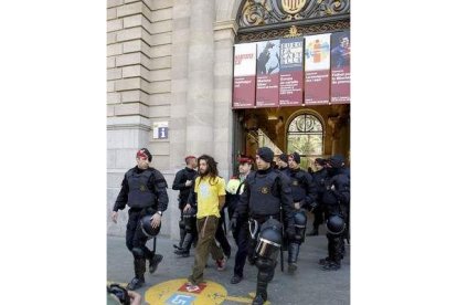 Los Mossos d-™Esquadra escoltan a uno de los universitarios detenidos