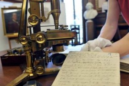 Instrumentos y documentos históricos expuestos en la Royal Society en Londres.