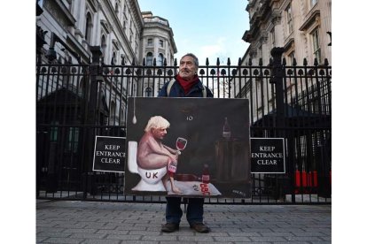 Un artista con una caricatura de Johnson en Downing Street. ANDY RAIN