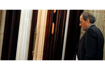 El presidente de la Generalitat, Quim Torra, en los pasillos del Parlamento de Cataluña, ayer, tras perder su escaño.