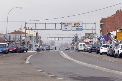 Una de las carreteras que atraviesan la localidad de Puente Villarente.