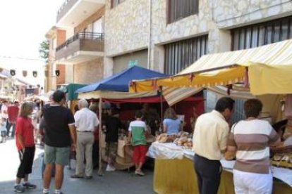 La gente participa cada año en los actos medievales.