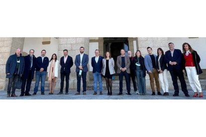 Foto de familia de la reunión de la Red de Cooperación de Ciudades en la Ruta de la Plata, celebrada en Cáceres. DL