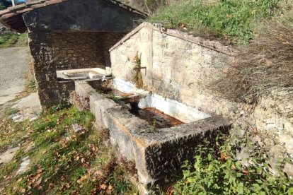 La fuente del agua está totalmente seca. DL