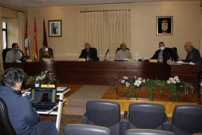 Pleno en el que los concejales tuvieron que guardar las distancias en el salón municipal. CAMPOS