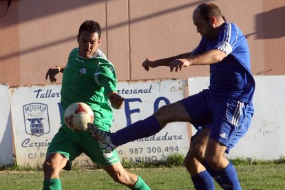 Vila, a la izquierda, trata de hacerse con el balón.