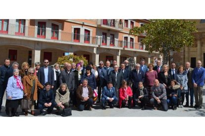 Algunos de los concejales de los últimos cuarenta años delante del ayuntamiento coyantino. MEDINA