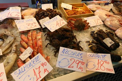 Imagen de productos navideños tomada ayer en el Mercado del Conde.