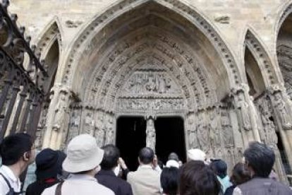 Un grupo de turistas japoneses siguen su visita pocos minutos después de acabar el desalojo