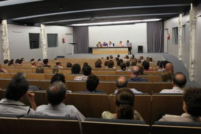 La asamblea de funcionarios se reunió ayer para decidir sus medidas .