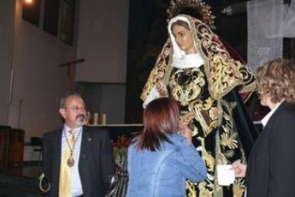 Un momento del besamanos de la Virgen de la Soledad en Jesús Divino Obrero