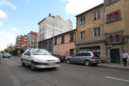 El barrio de Flores del Sil, con viviendas necesitadas de reformas, creció en los años de la ‘Ciudad del Dólar’. ANA F. BARREDO