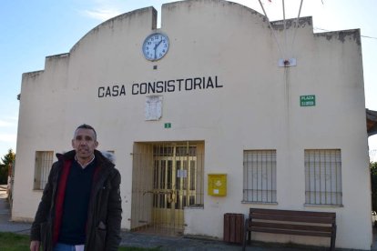 El alcalde posa delante de la antigua casa consistorial. MEDINA