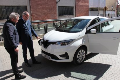 Vehículo eléctrico, el primero en el Ayuntamiento de Ponferrada. DL