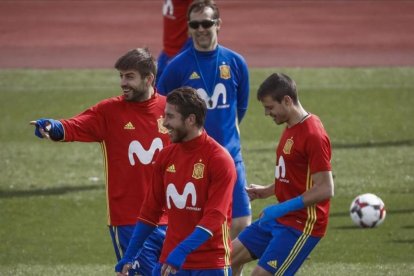 Lopetegui observa a Piqué, Ramos y Azpilicueta durante un entrenamiento de la selección española el pasado 21 de marzo.