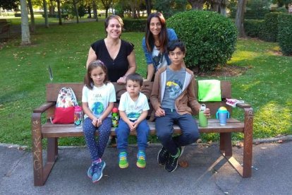 Irene y Lucía con sus hijos en el parque. Son dos de las seis familias involucradas en el proyecto en el colegio Quevedo. En el banco despliegan  su 'arsenal' contra la crisis climática: bolsas, servilletas de telas y botellas reutilizables