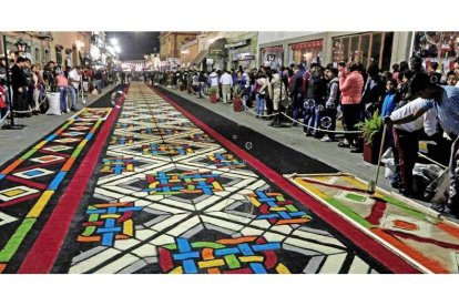 Tapete elaborado por artesanos mexicanos durante la festividad «La noche que nadie duerme» en la ciudad de Huamantla