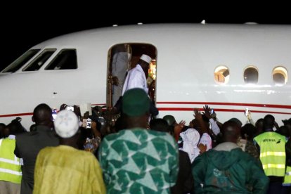 Yahya Jammeh embarca en el avión con el que ha abandonado Gambia.