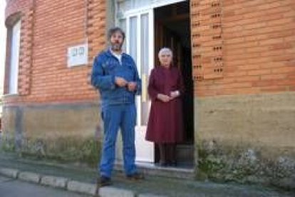 Jerónimo y Antonia posan a la puerta de su casa, tras llegar ayer a su domicilio, después del suceso