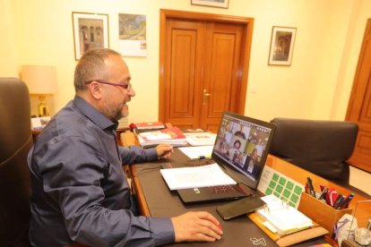 El presidente del Consejo Comarcal, ayer, al inicio del Pleno telemático desde su despacho. L. DE LA MATA