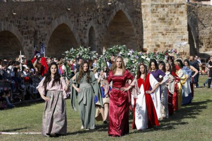 Las Damas del Passo entran en el palenque con el cortejo. M. PÉREZ