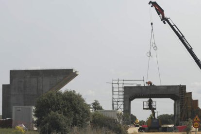 Pasos elevados para el tren a Villadangos. FERNANDO OTERO.