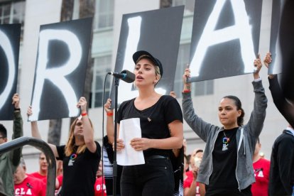 Lady Gaga, durante el acto de homenaje a las víctimas de la tragedia de Orlando celebrado en Los Ángeles, el 13 de junio.