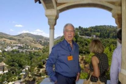 El escritor aprovechó para visitar la Alhambra.