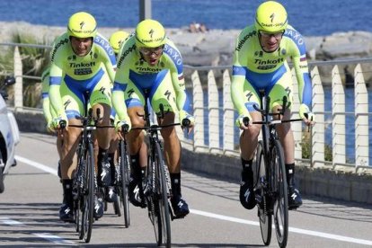 El conjunto Tinkoff-Saxo, de Alberto Contador, en plena acción, durante la contrarreloj inaugural del Giro 2015.