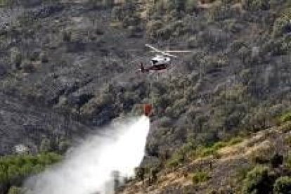 Un helicóptero Bell, durante las tareas de refresco de un monte en Jaén