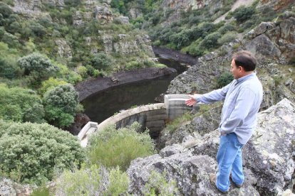 El pedáneo de San Andrés, en 2009 ante la presa de San Facundo. LDM