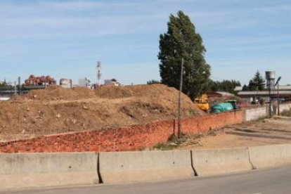 Estado que presentaban ayer las obras, tras los primeros movimientos de tierra.